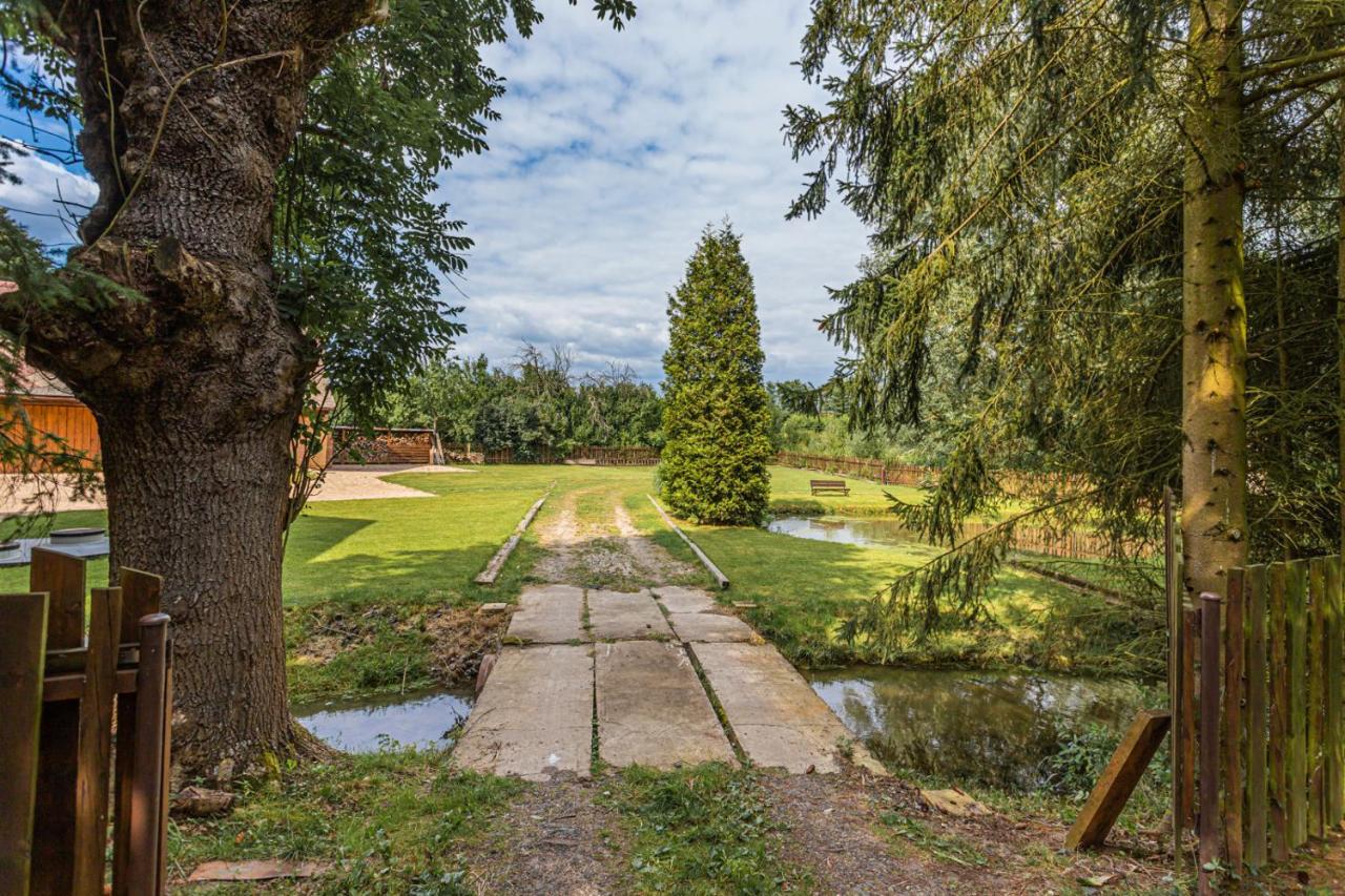 Hotel Buškovský mlýn 1580 Dolní Bousov Exteriér fotografie