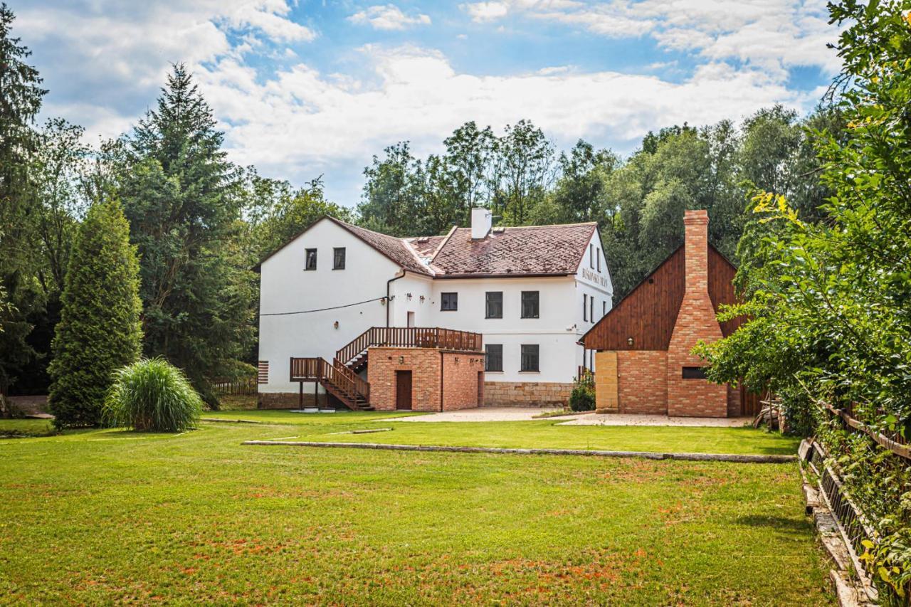 Hotel Buškovský mlýn 1580 Dolní Bousov Exteriér fotografie